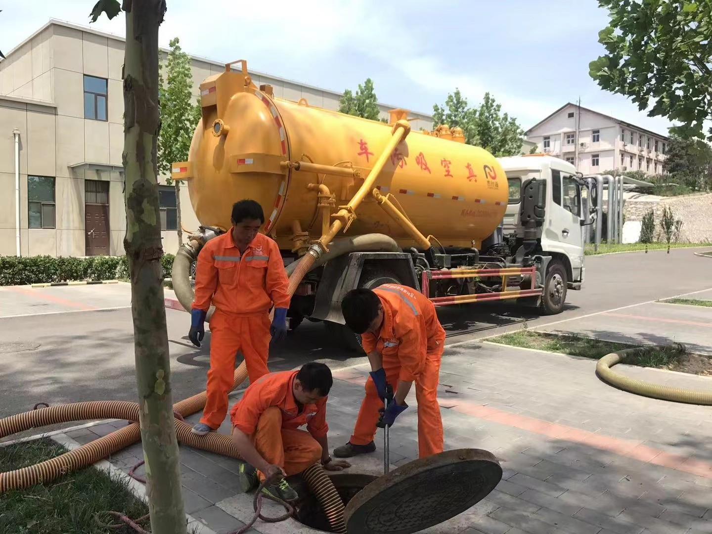 甘泉管道疏通车停在窨井附近