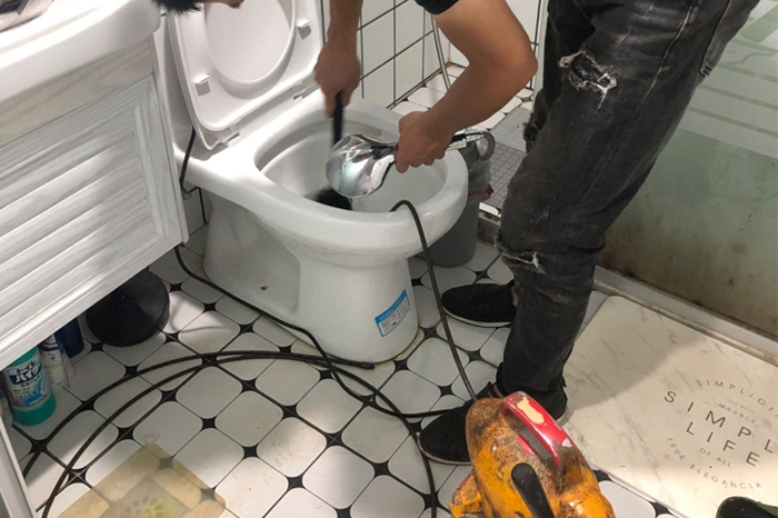 甘泉马桶堵塞自己疏通还是找师傅？专业上门服务让你省时更省心